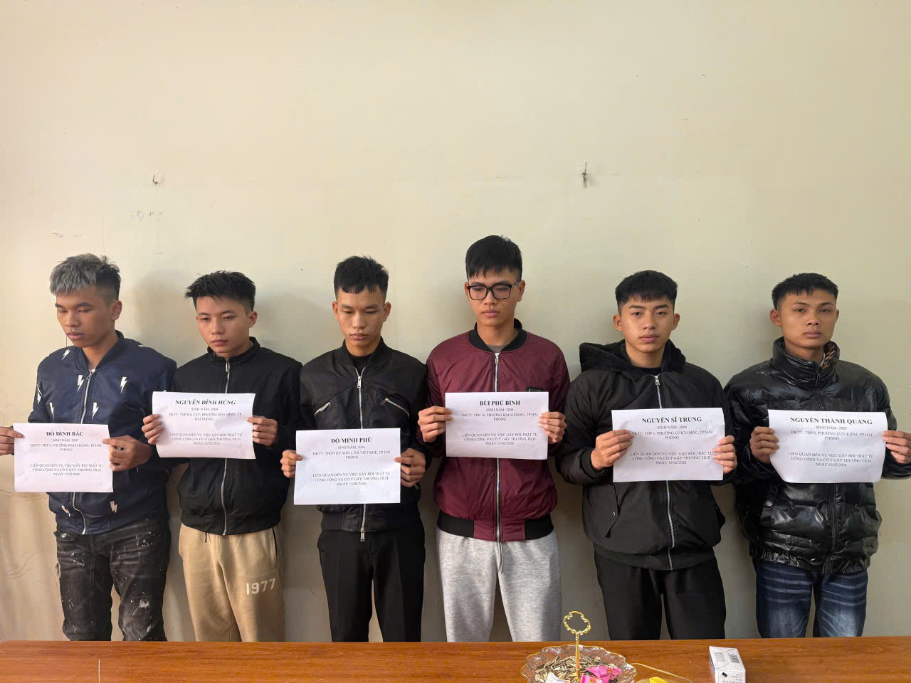 Triệu tập 9 đối tượng để làm rõ về hành vi gây rối trật tự công cộng và cố ý gây thương tích ở địa bàn phường Hòa Bình 